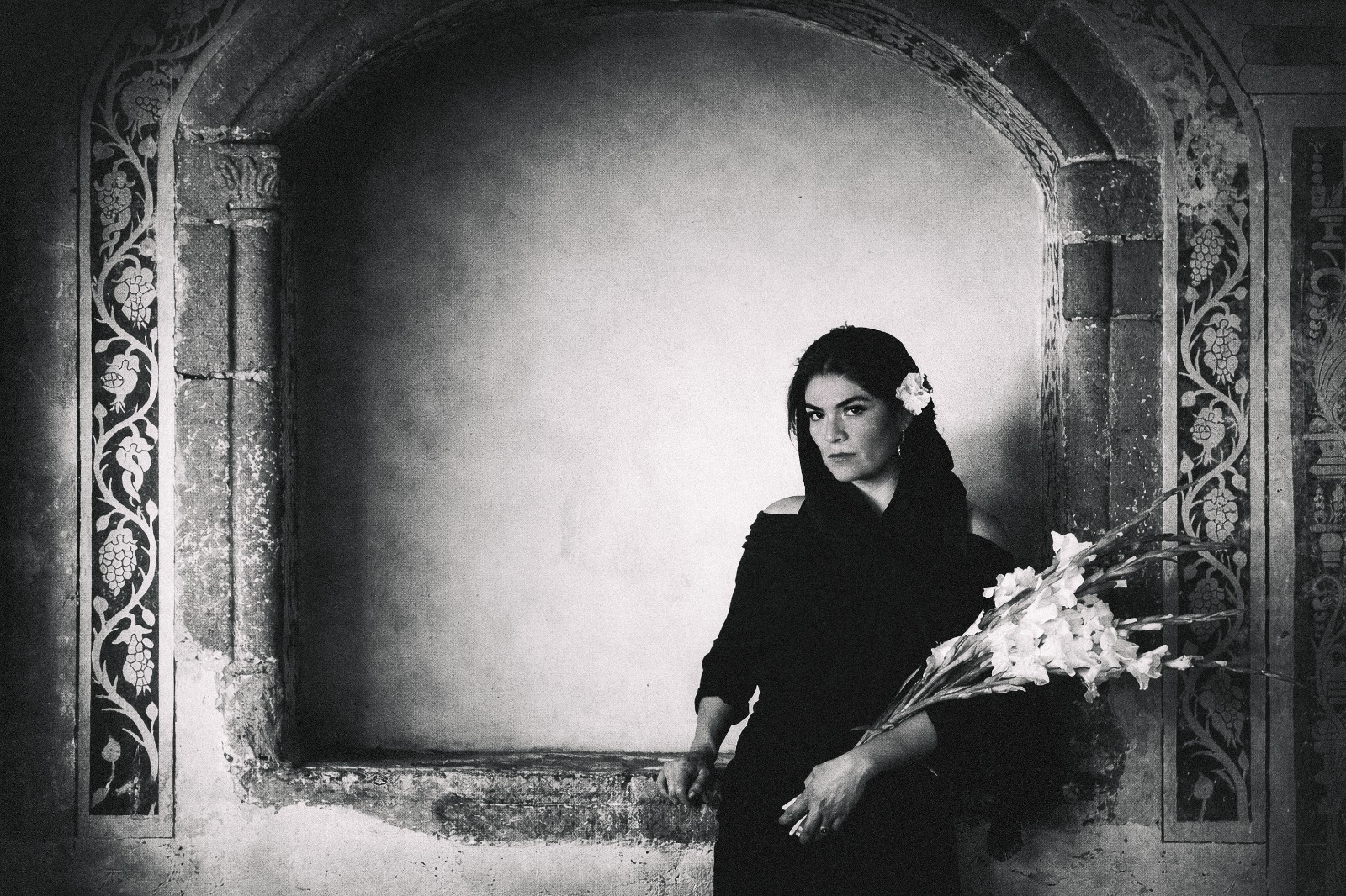 Retrato editorial en arquitectura histórica