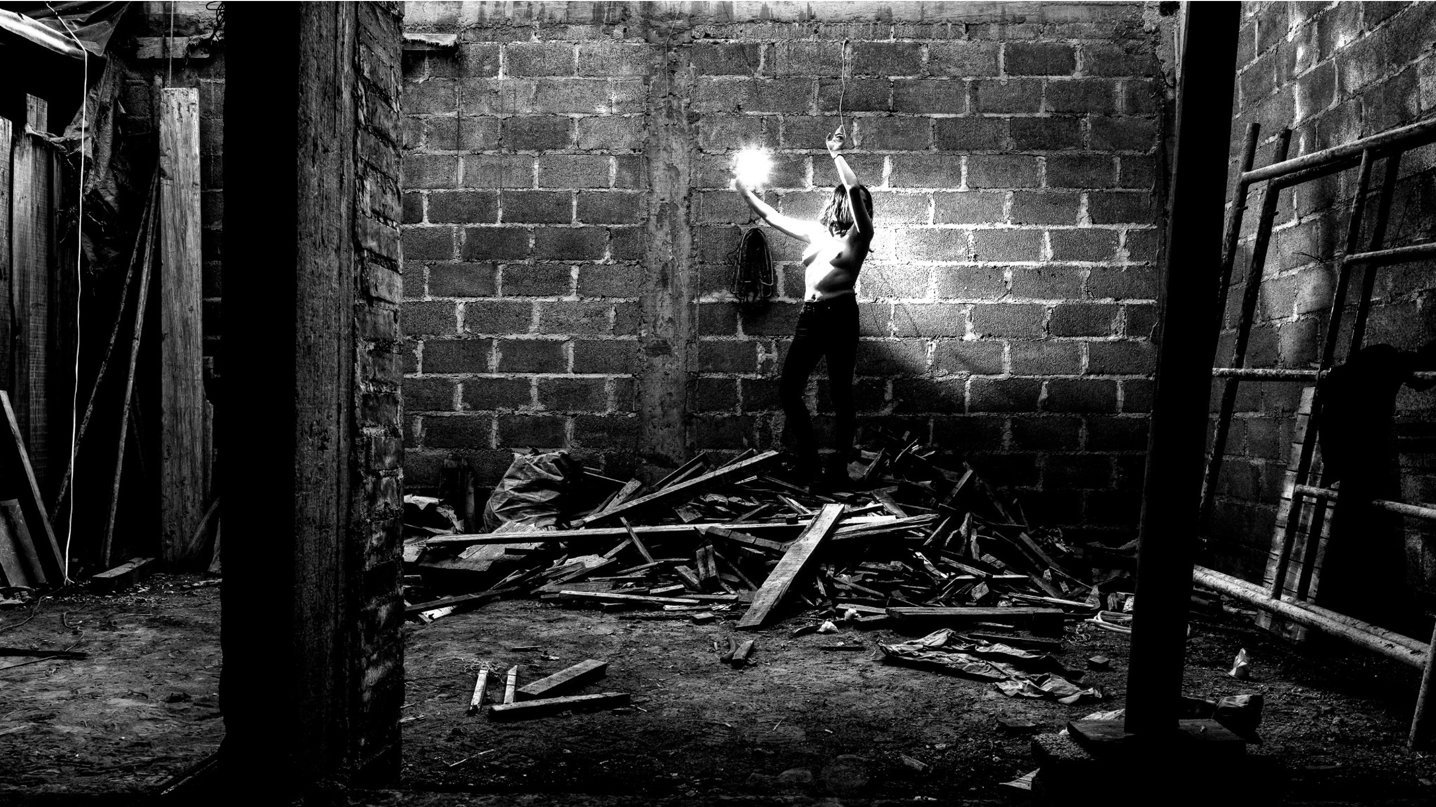 La luz aprende el muro
